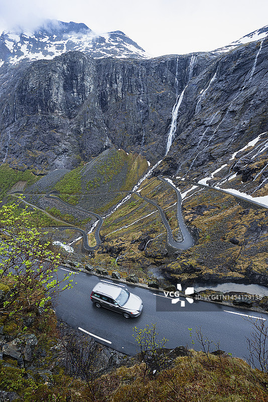 精灵之路，岩壁上的瀑布图片素材