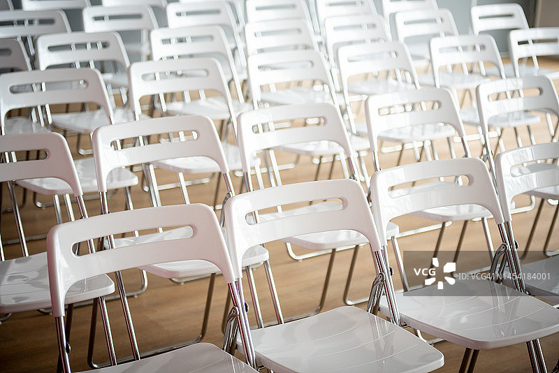 研讨会上的空椅子图片素材