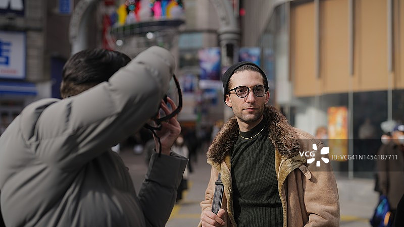 在东京涩谷拍摄朋友的摄影师图片素材