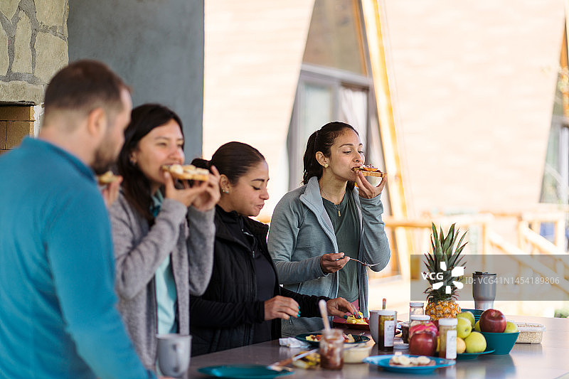 运动后一起享用健康食品的朋友们图片素材