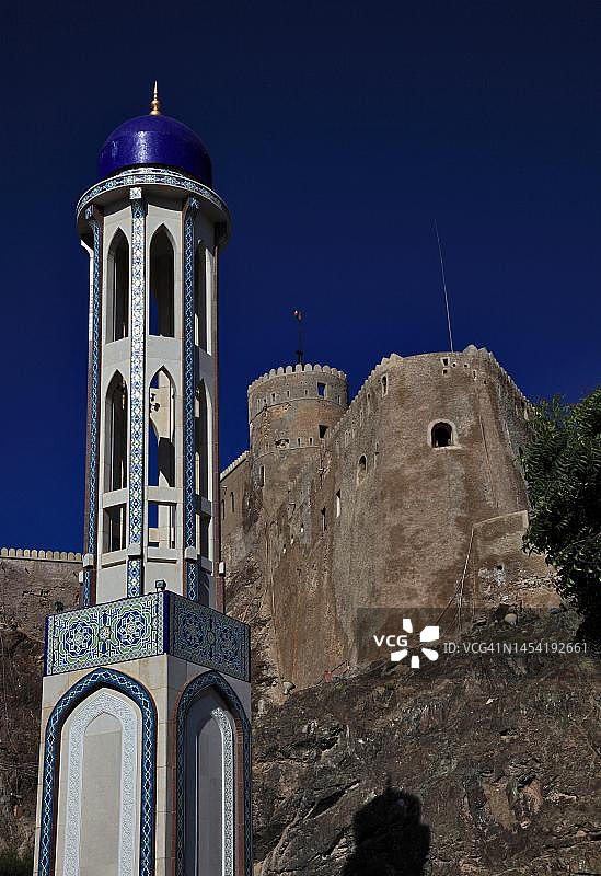 阿曼马斯喀特豪尔清真寺和米拉尼堡的宣礼塔图片素材