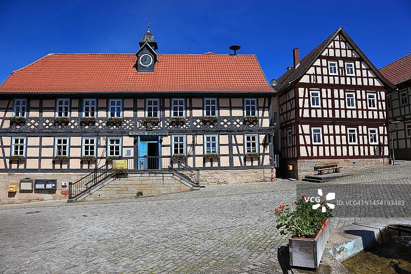 德国第二小镇：希尔德布格豪森地区的乌默斯塔特，拥有历史悠久的市政厅，建于1558年，半木结构建筑群，位于德国图林根州图片素材