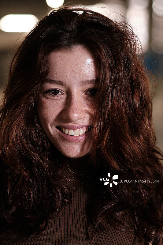 一位美丽的女人微笑特写图片素材