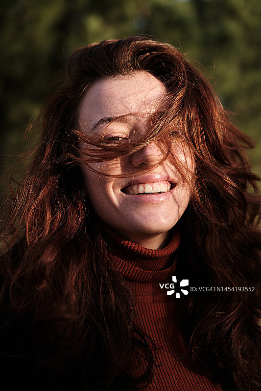 风吹拂着美丽女人的头发图片素材