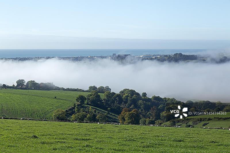 英国西萨塞克斯郡阿杜尔河谷上空的高雾图片素材