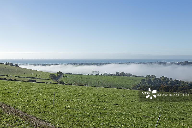 英国西萨塞克斯郡阿杜尔河谷上空的高雾图片素材