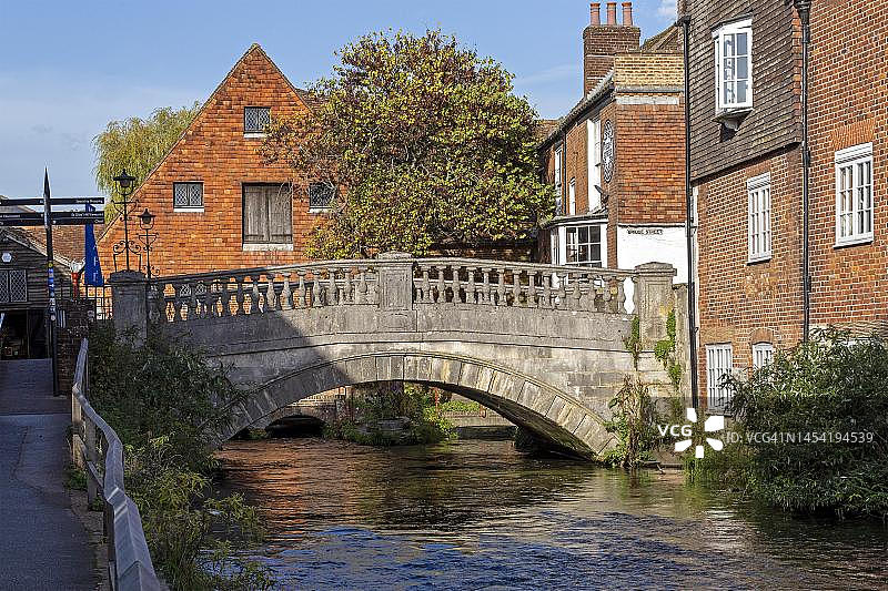 英国汉普郡温切斯特的伊钦河城市桥梁图片素材