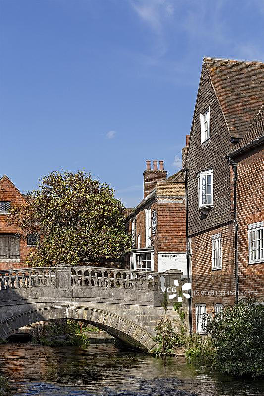 英国汉普郡温切斯特的伊钦河城市桥梁图片素材