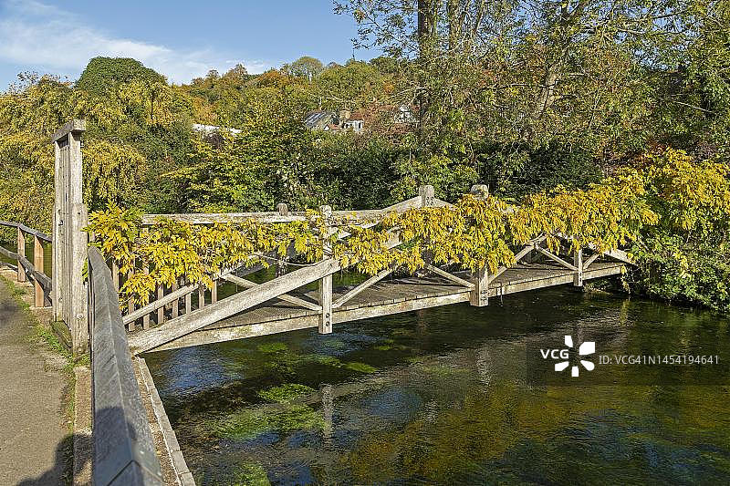 英国汉普郡温切斯特伊钦河上的人行天桥图片素材