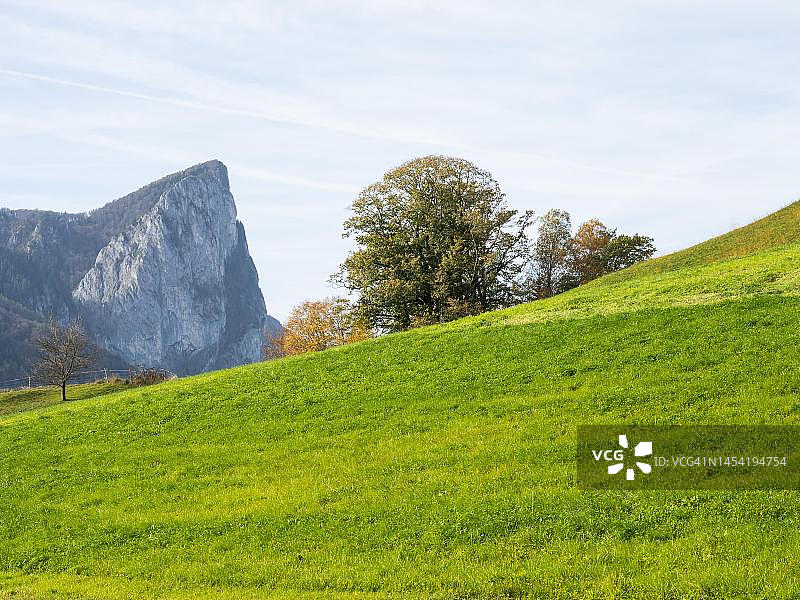 奥地利蒙德湖的秋日氛围图片素材