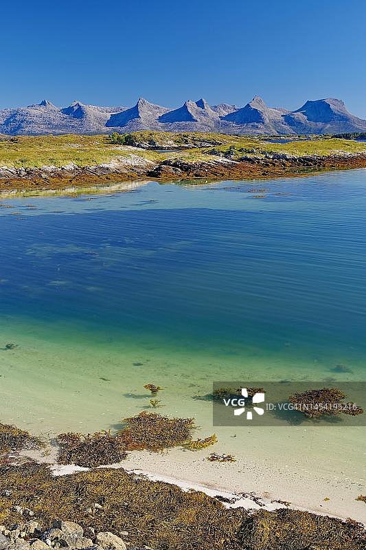挪威诺德兰，七姐妹山脉浅湾中的清澈海水，Heroey岛FV 17，Kystriksveien图片素材