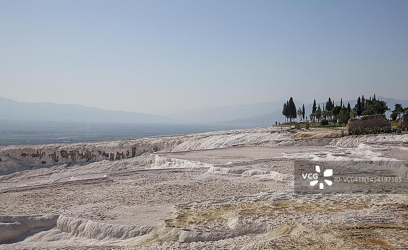 土耳其代尼兹利省棉花堡烧结石灰岩阶地图片素材
