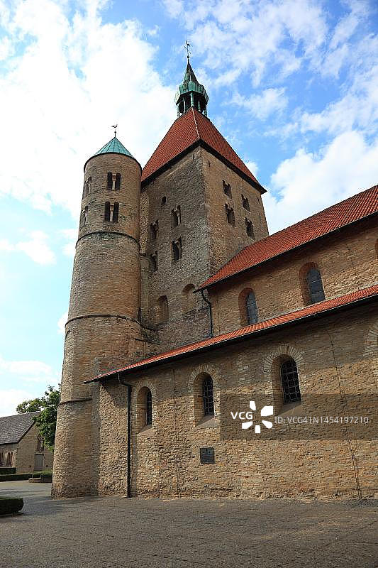 德国北莱茵-威斯特法伦州瓦伦多夫区弗雷肯霍斯特的圣博尼法蒂乌斯前自由世界女子修道院,带有一所大学教堂图片素材