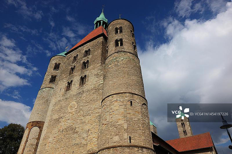 德国北莱茵-威斯特法伦州瓦伦多夫区弗雷肯霍斯特的圣博尼法蒂乌斯前自由世界女子修道院，带有一所大学教堂图片素材