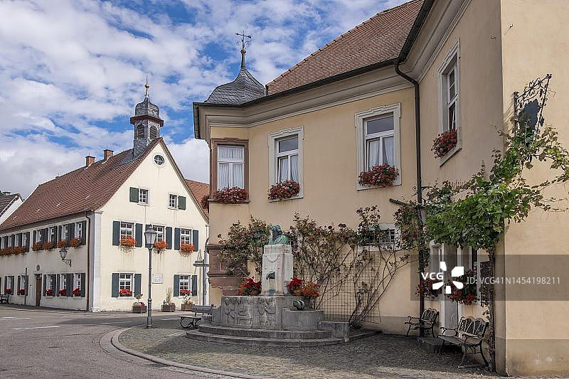克林根明斯特和奥古斯特·贝克尔纪念碑，左侧是作家奥古斯特·贝克尔的出生地，德国莱茵兰-普法尔茨州图片素材