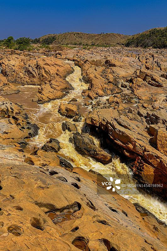 马达加斯加马哈赞加和塔那那利佛之间公路沿线的贝齐布卡河图片素材