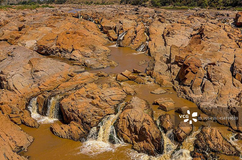 马达加斯加马哈赞加和塔那那利佛之间公路沿线的贝齐布卡河图片素材