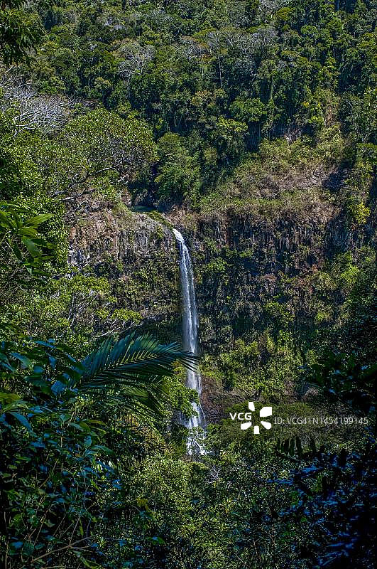 马达加斯加琥珀山国家公园瀑布图片素材