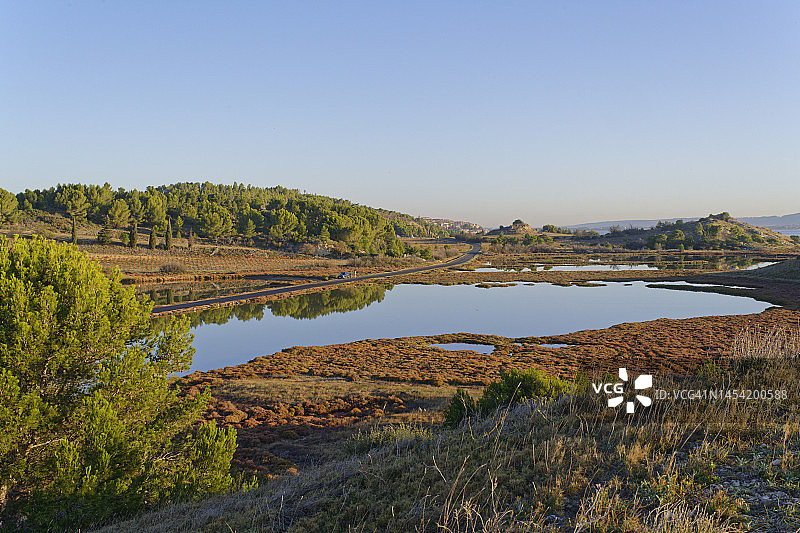 巴格斯和佩里亚克之间的池塘与道路图片素材
