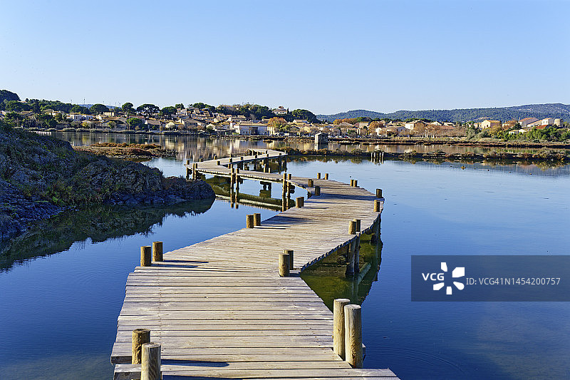 穿过佩里亚克古老盐沼的木制浮桥图片素材