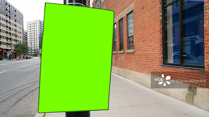 蒙特利尔街上杆子上的绿色空标志图片素材