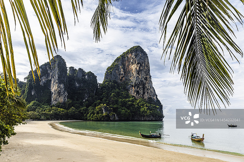 泰国甲米府莱利海滩晴天景色图片素材