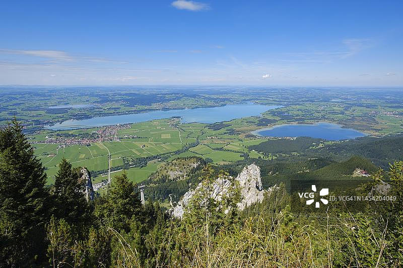 从泰格尔伯格眺望班瓦尔德湖和福尔根湖，菲森，阿尔高，巴伐利亚，德国图片素材