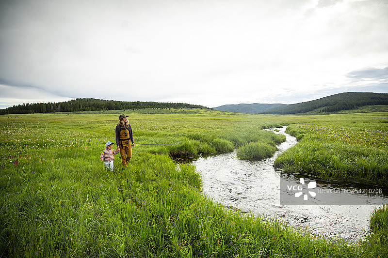 一对母女在山区沿着小溪钓鱼图片素材