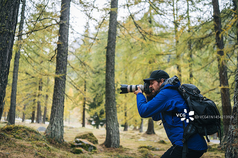 专业探险摄影师户外工作图片素材