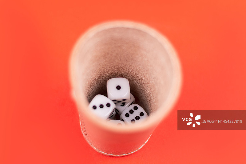 红色背景上的骰子图片素材