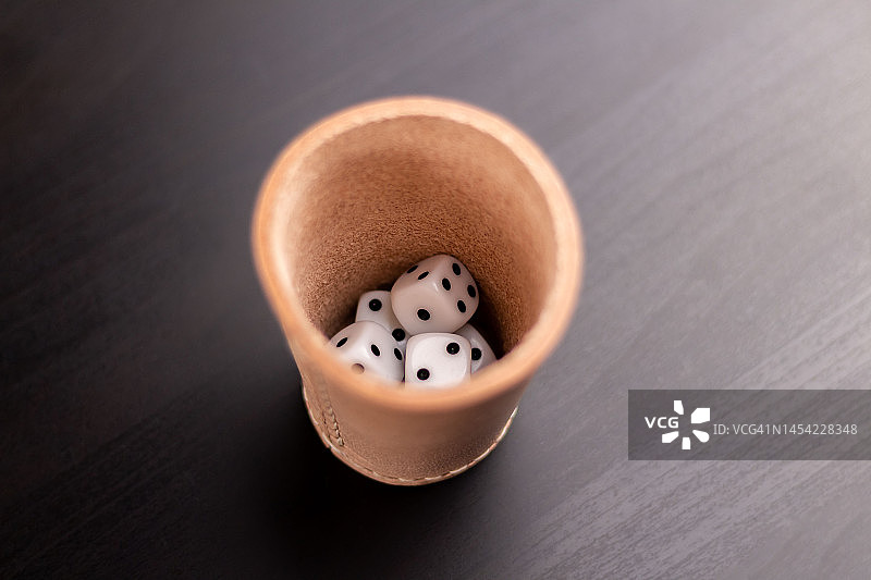 黑色背景上的骰子图片素材