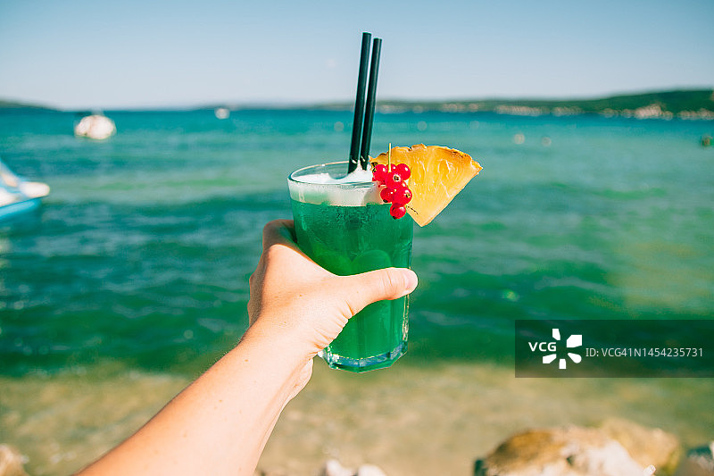 手中的夏季绿色鸡尾酒图片素材