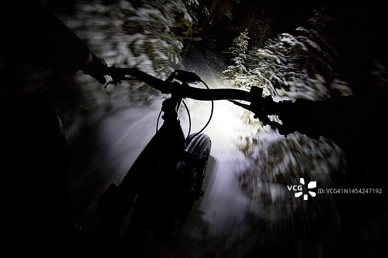 冬季山地自行车夜骑图片素材