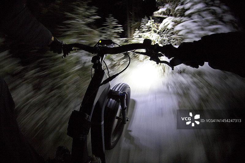 冬季山地自行车夜骑图片素材