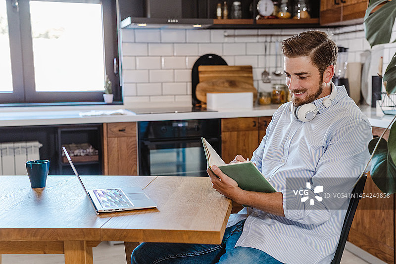 在线课程中书写笔记图片素材