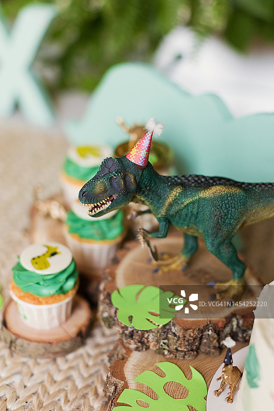 侏罗纪恐龙派对上的生日蛋糕图片素材