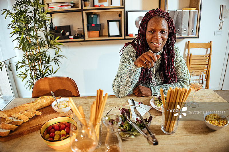 坐在餐桌旁的女人图片素材