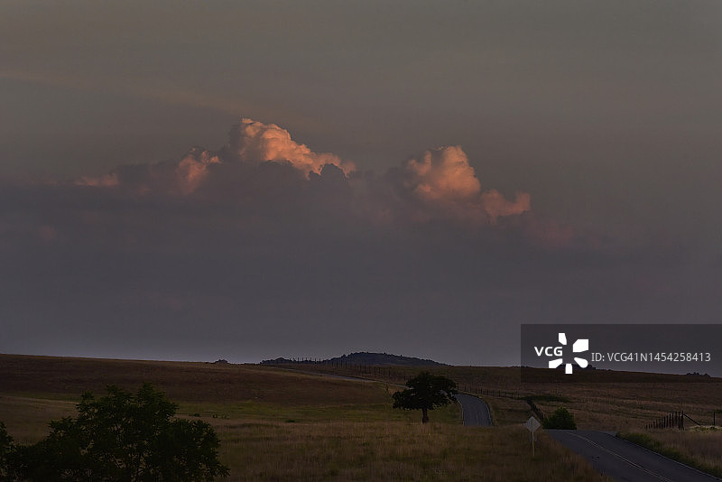 日出时的乡村公路图片素材