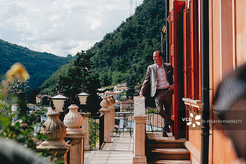 商人于乡间露台放松身心图片素材