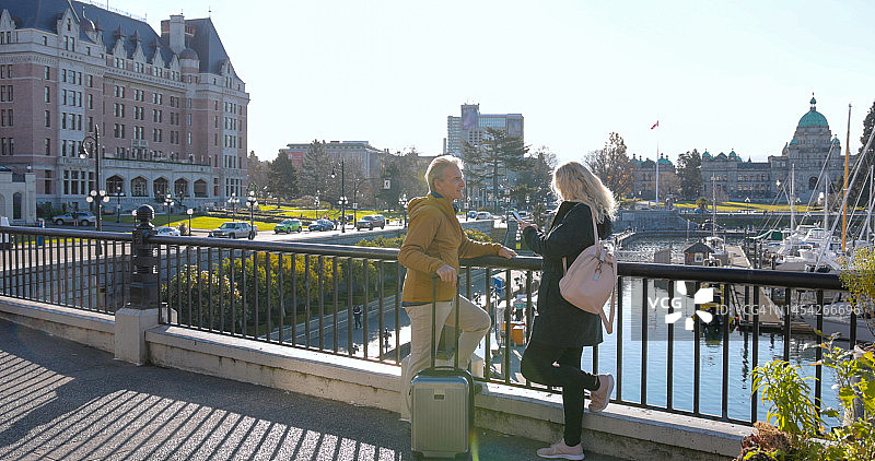 中年夫妇探索城市港口图片素材
