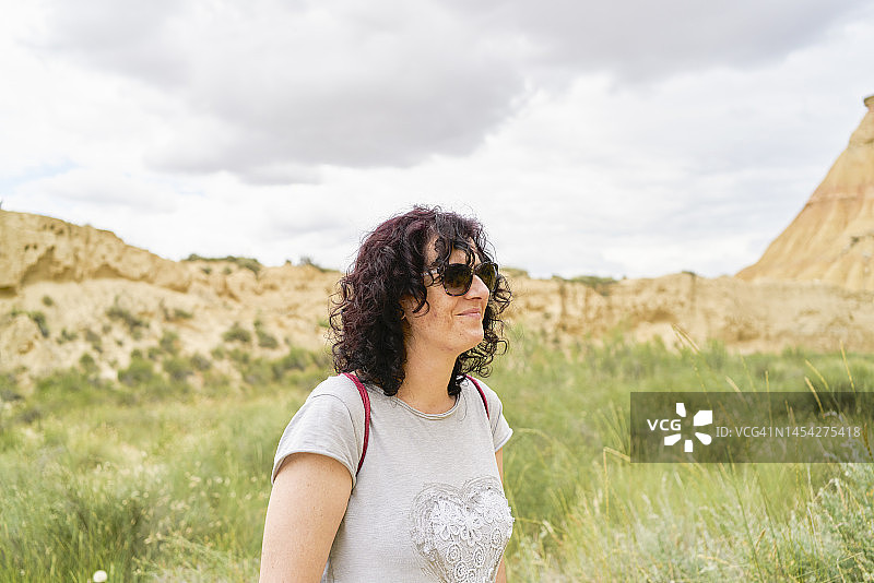 在巴尔德纳斯雷亚莱斯沙漠中微笑的休闲墨镜女人图片素材