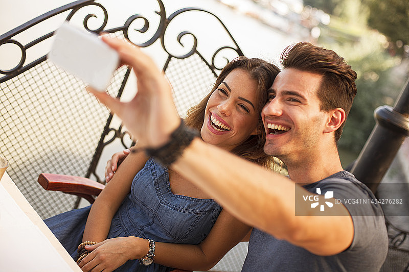 年轻情侣约会自拍图片素材