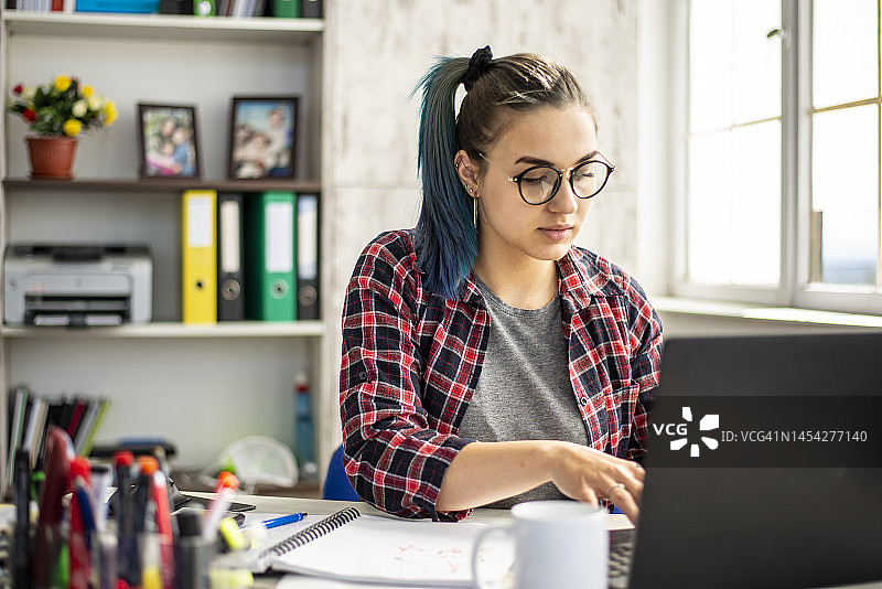 年轻女教师在家上网课图片素材