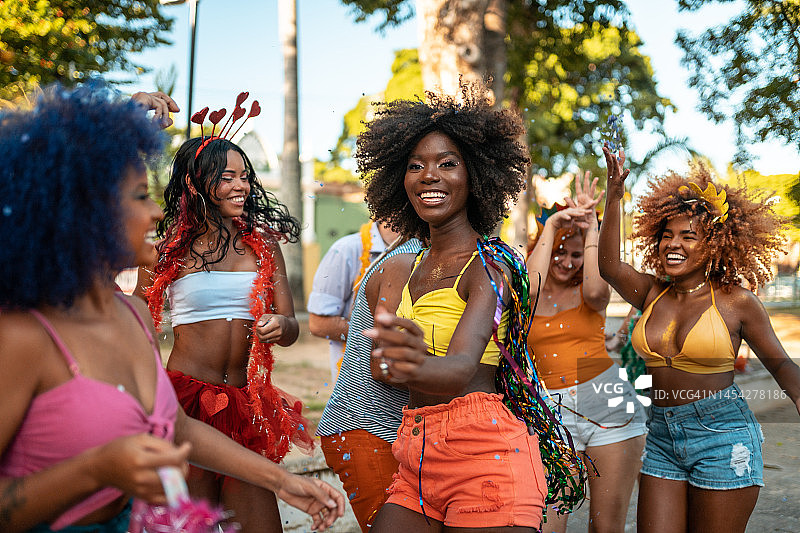 人们在巴西狂欢节上尽情玩乐图片素材