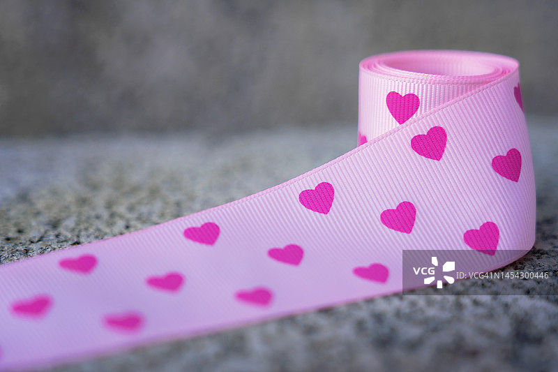 粉色丝带上的心形图案图片素材