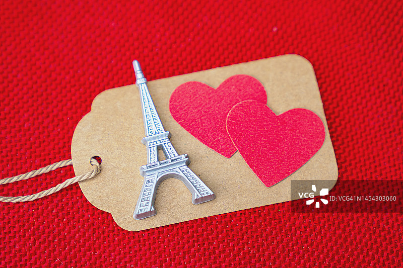 带有纸质爱心和埃菲尔铁塔的情人节标签图片素材