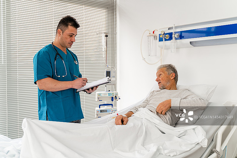 医生在医院与病人交谈图片素材