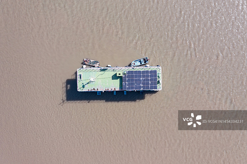 带有太阳能电池板的船图片素材