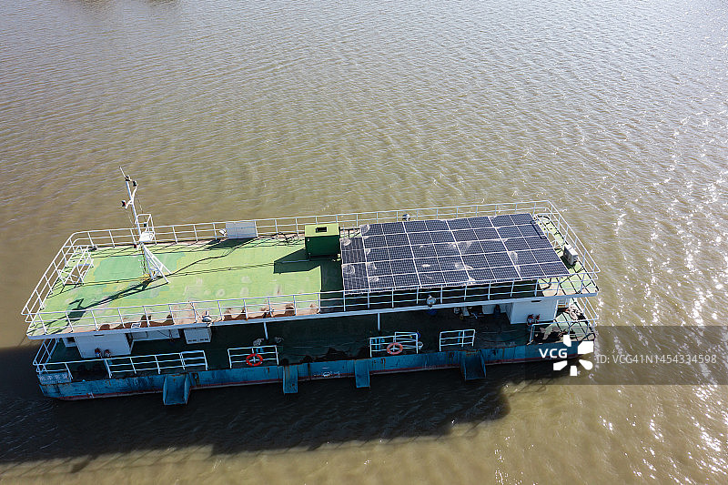 带有太阳能电池板的船图片素材
