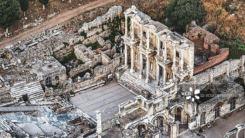 土耳其以弗所古城遗址航拍：塞尔丘克古希腊城市与图书馆图片素材